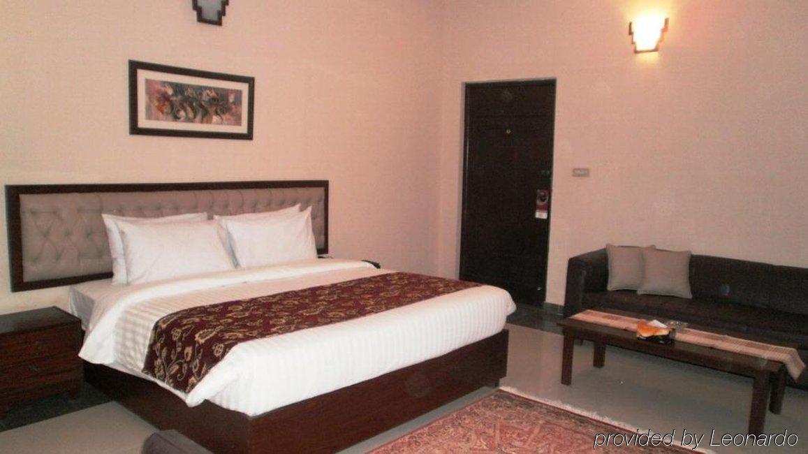 Hotel One Bahavalpur Oda fotoğraf