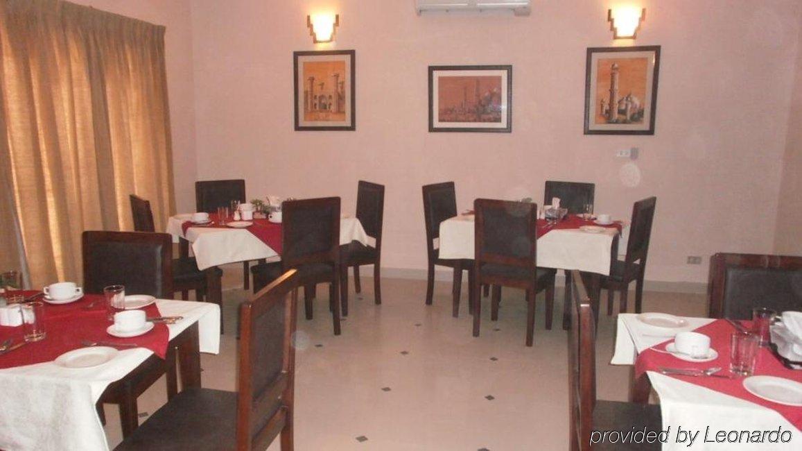 Hotel One Bahavalpur Restoran fotoğraf